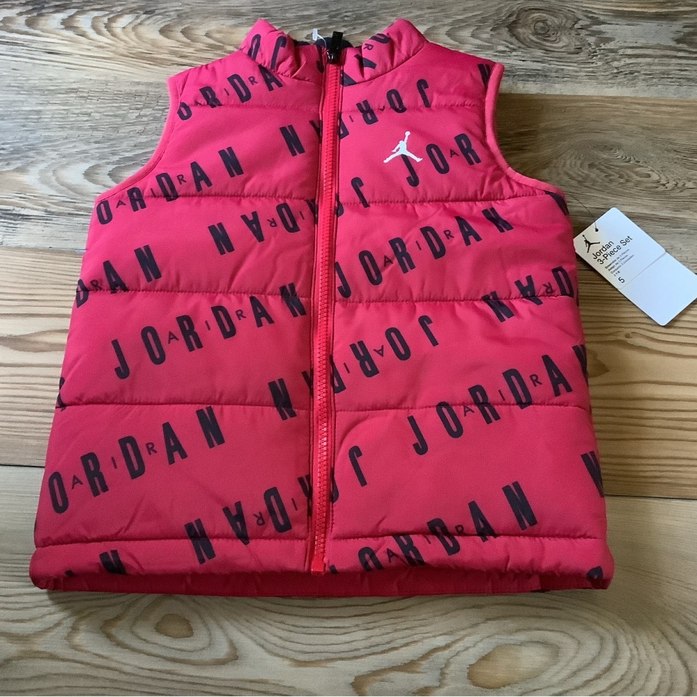 Jordan boys 3pc set size 5(NWT) - Picture 2 of 6